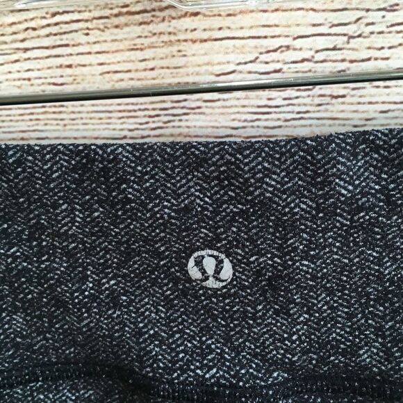 LULULEMON CROP LEGGINGS IN BLACK/GRAY - Picture 3 of 6